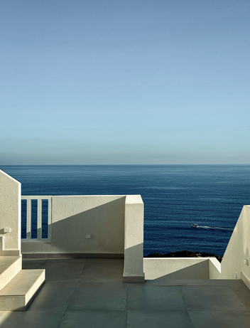 Moderne Terrasse mit minimalistischem Design und Blick auf das offene Meer