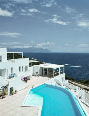 Weiße Luxusvilla mit Infinity-Pool und Meerblick