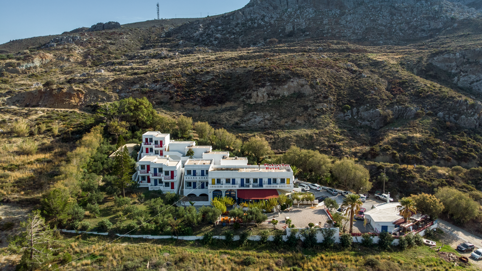 Ferienanlage in Hanglage mit Blick auf Berge und Meer
