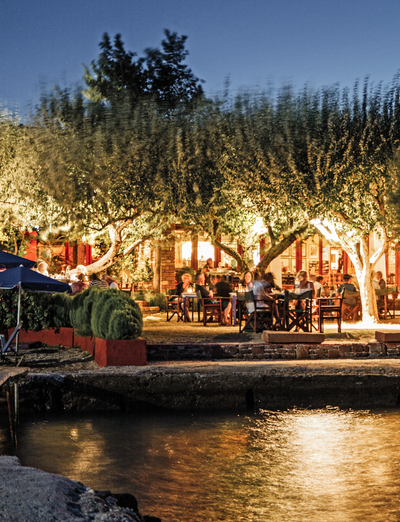 Beleuchtetes Restaurant am Wasser bei stimmungsvoller Abendatmosphäre