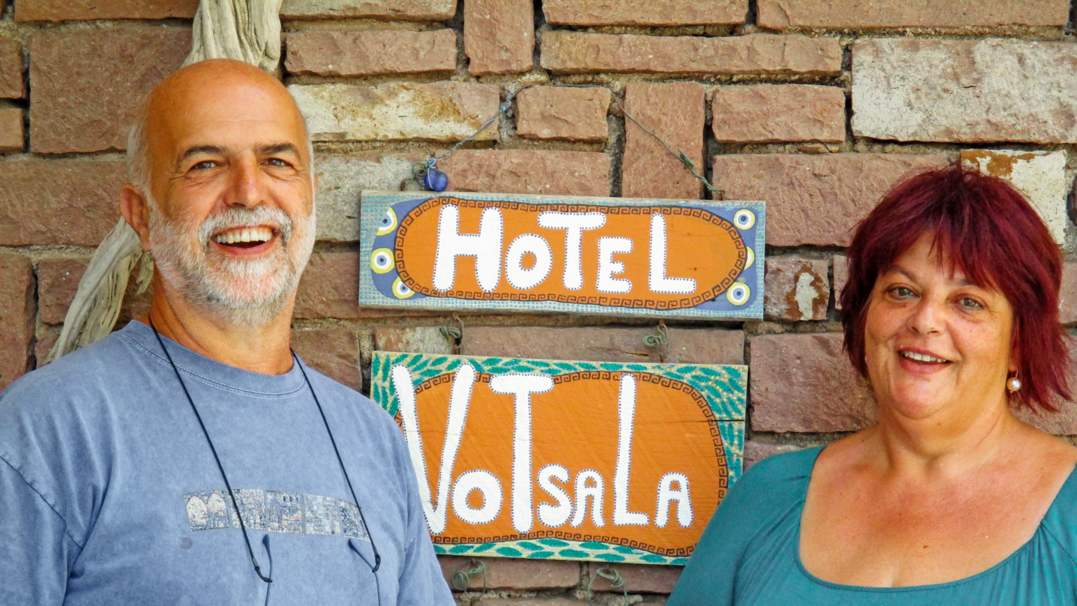Gastgeberpaar vor dem Eingang des familiengeführten Hotels
