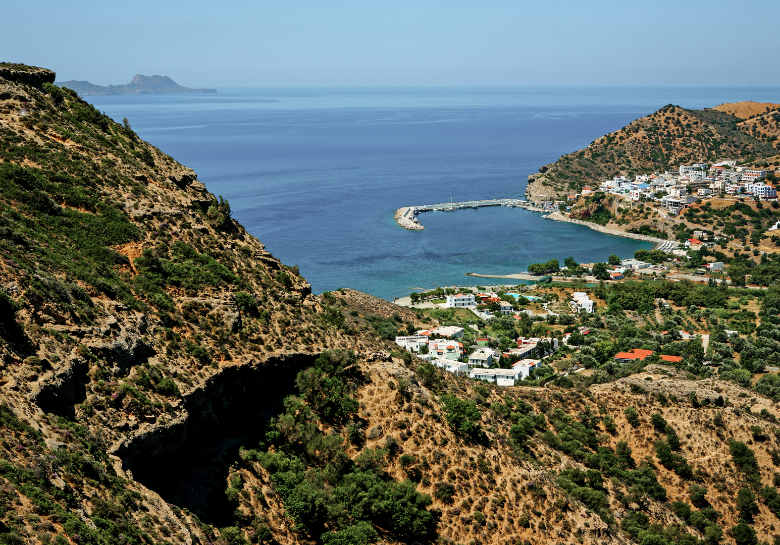 Blick auf mediterrane Küste mit türkisblauem Meer und Bergen