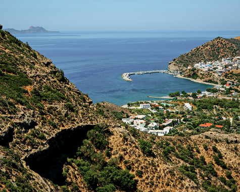 Blick auf mediterrane Küste mit türkisblauem Meer und Bergen