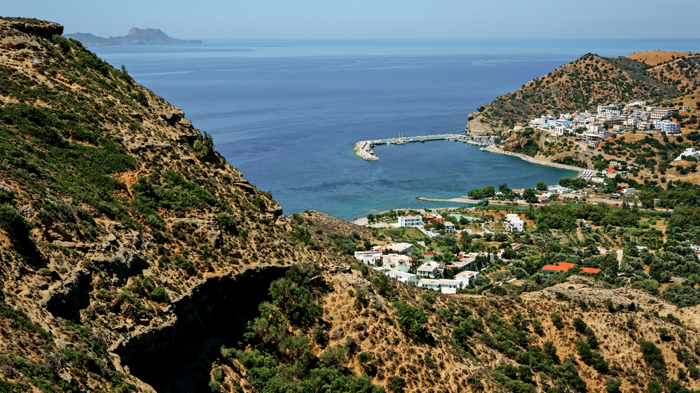 Blick auf mediterrane Küste mit türkisblauem Meer und Bergen