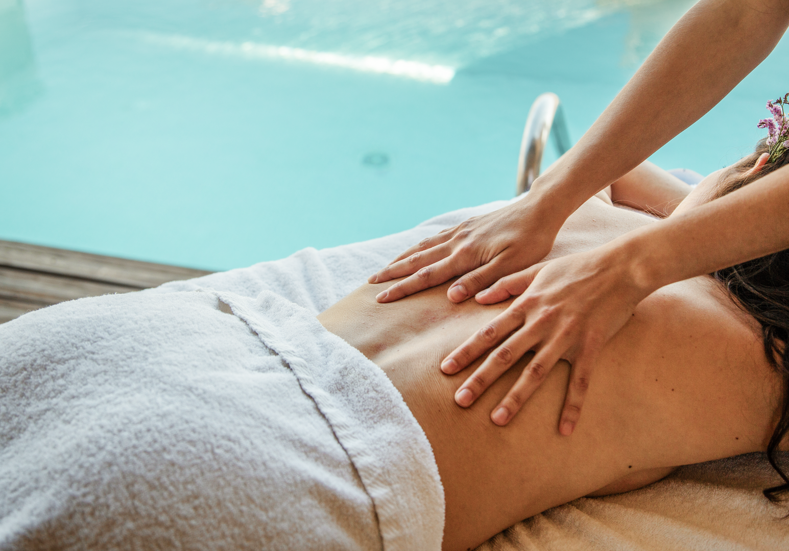 Entspannende Massageanwendung im Wellnessbereich