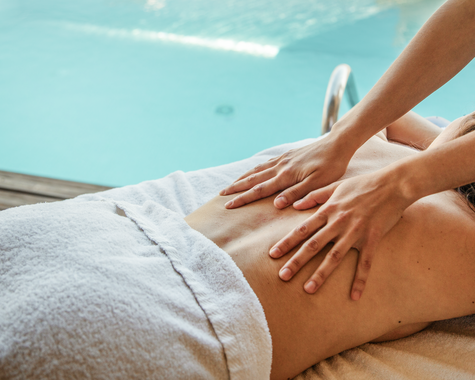 Entspannende Massageanwendung im Wellnessbereich