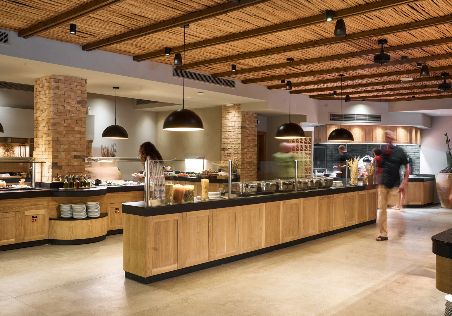 Stilvoller Buffetraum mit Holztheken und mediterranem Ambiente