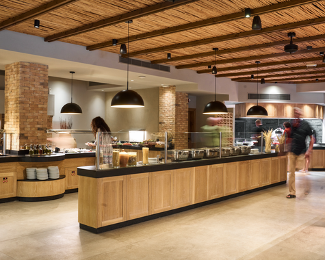 Stilvoller Buffetraum mit Holztheken und mediterranem Ambiente