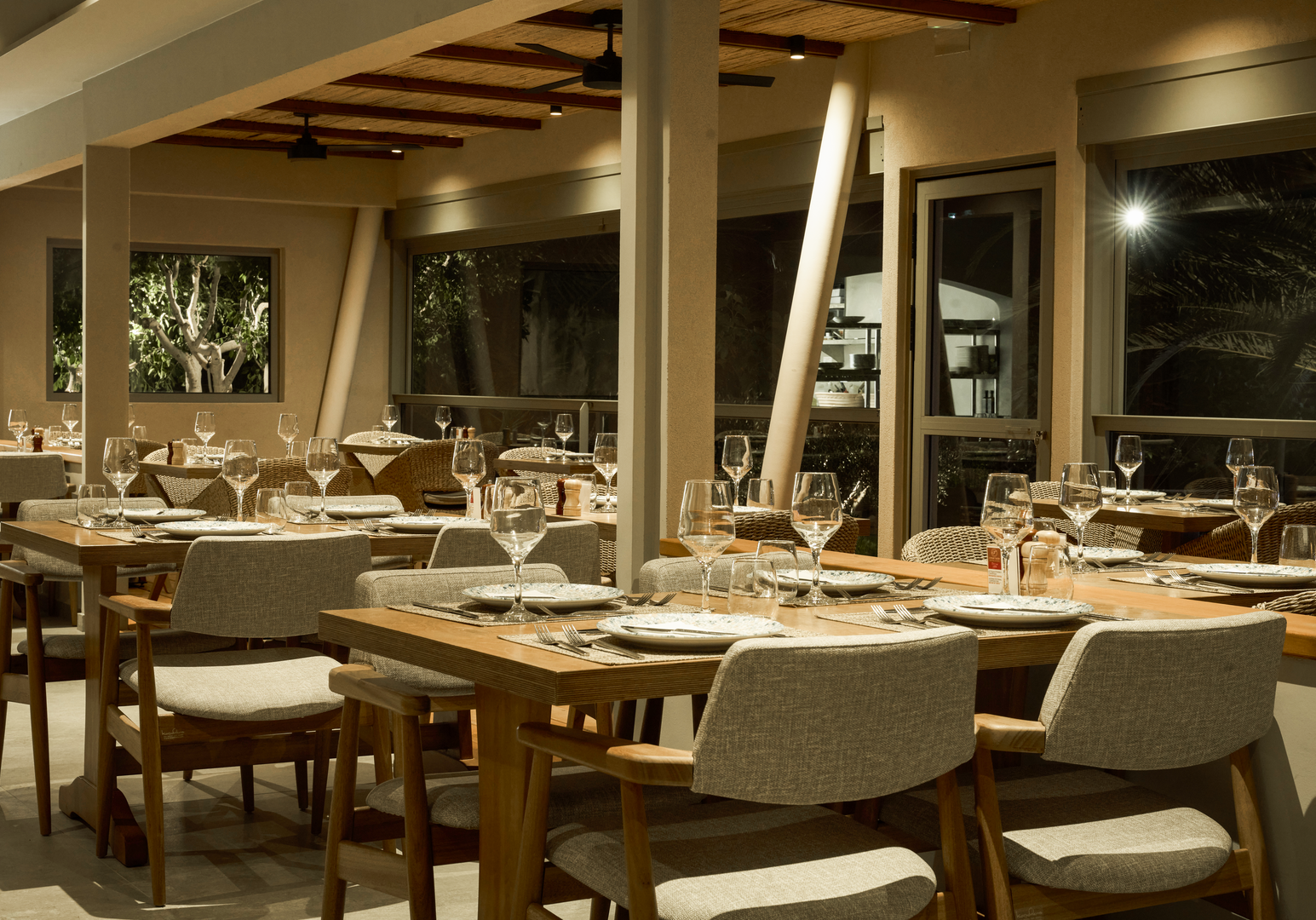 Eleganter Restaurantbereich mit gedeckten Tischen und warmem Licht