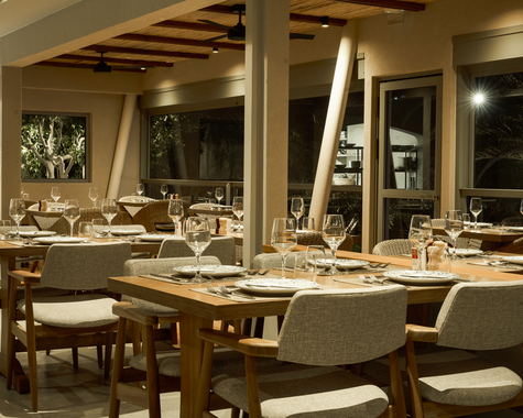 Eleganter Restaurantbereich mit gedeckten Tischen und warmem Licht