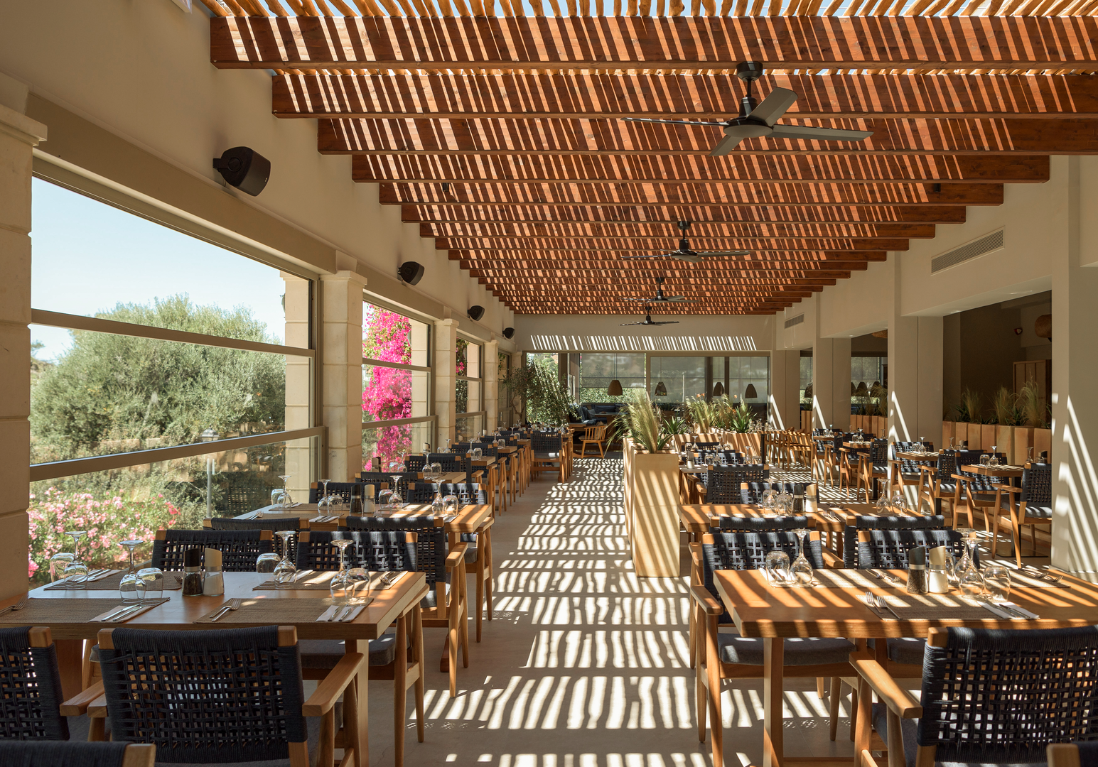 Stilvolle Restaurantterrasse mit Pergola und warmem Licht