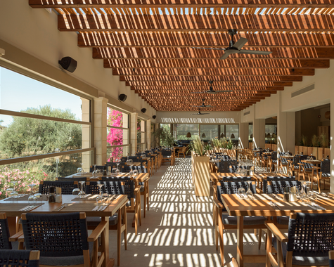 Stilvolle Restaurantterrasse mit Pergola und warmem Licht