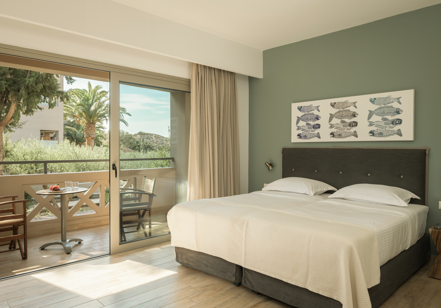 Doppelbett mit Balkon und Bergblick