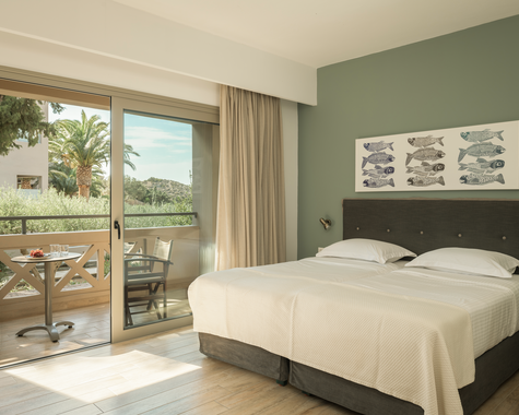 Doppelbett mit Balkon und Bergblick