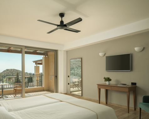 Helles Zimmer mit Doppelbett, Deckenventilator und Meerblick