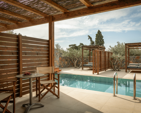 Überdachter Poolbereich mit Liegestühlen und Holzpergola