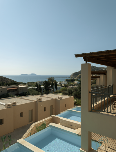 Privater Pool mit Meerblick und Steinterrasse