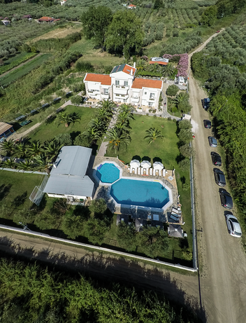 Ferienanlage mit Pool, Garten und Sportflächen aus der Vogelperspektive.