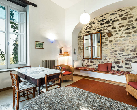 Wohnbereich mit Sofa und Sitzmöbeln