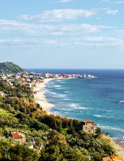 Küstenlandschaft mit Blick auf Meer und kleine Ortschaft