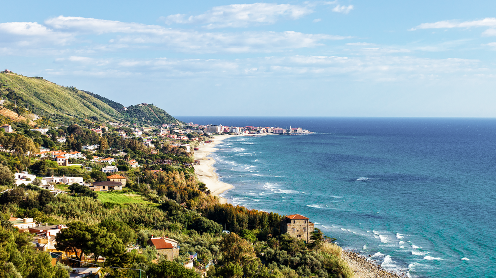 Küstenlandschaft mit Blick auf Meer und kleine Ortschaft
