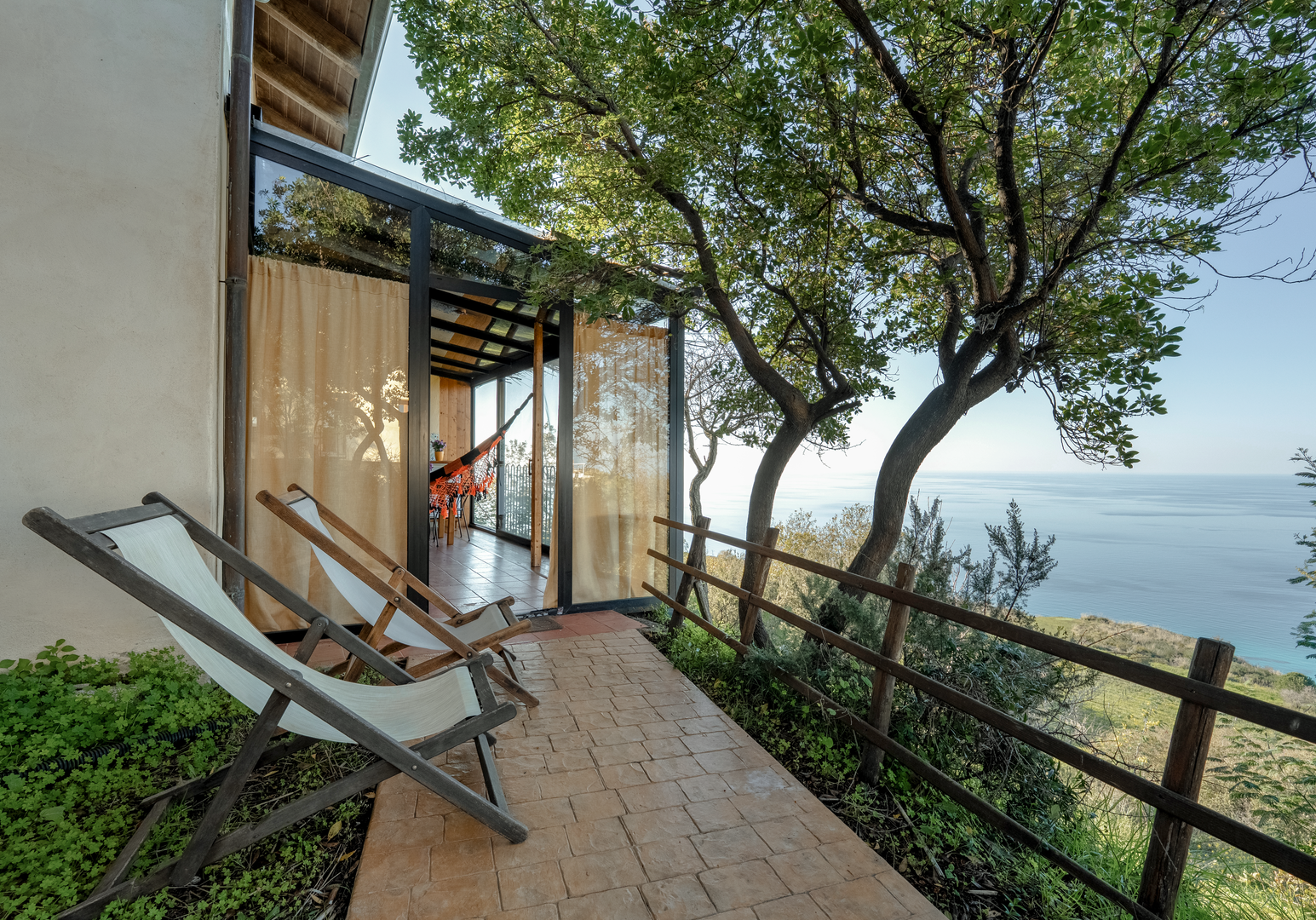 Sitzplatz im Garten mit Blick auf das Meer