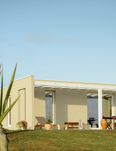 Modernes Ferienhaus mit Terrasse in Strandnähe.
