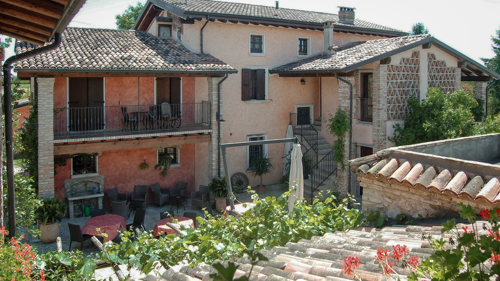Historisches Landhaus mit Innenhof und mediterraner Vegetation.