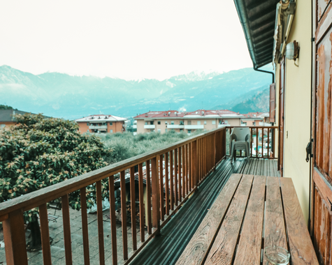 Langer Balkon mit Holzboden und Blick auf Berge