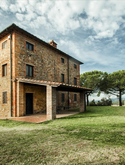 Historisches Landhaus inmitten einer mediterranen Landschaft.