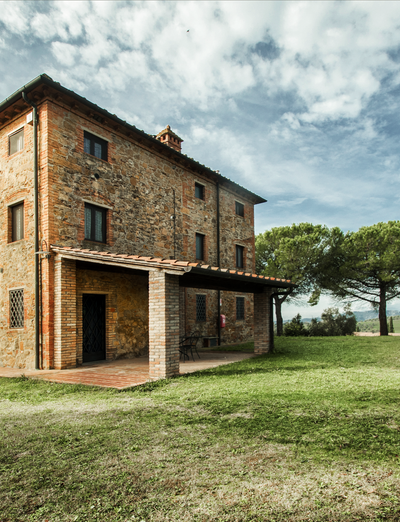 Historisches Landhaus inmitten einer mediterranen Landschaft.