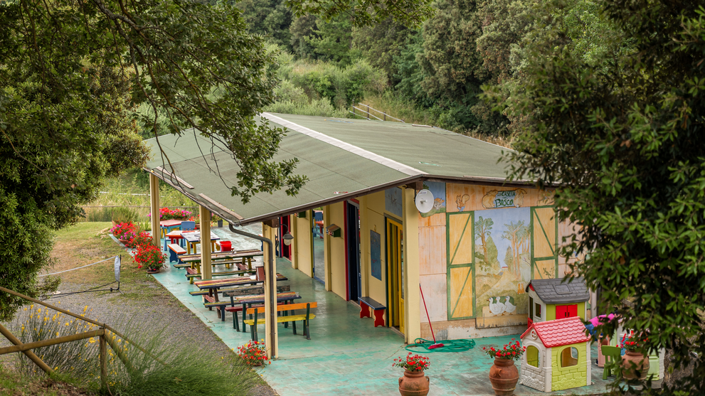 Gebäude des Kinderclubs inmitten einer grünen Gartenanlage.