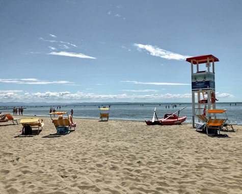 Sandstrand mit Rettungsturm und Blick auf das Meer.