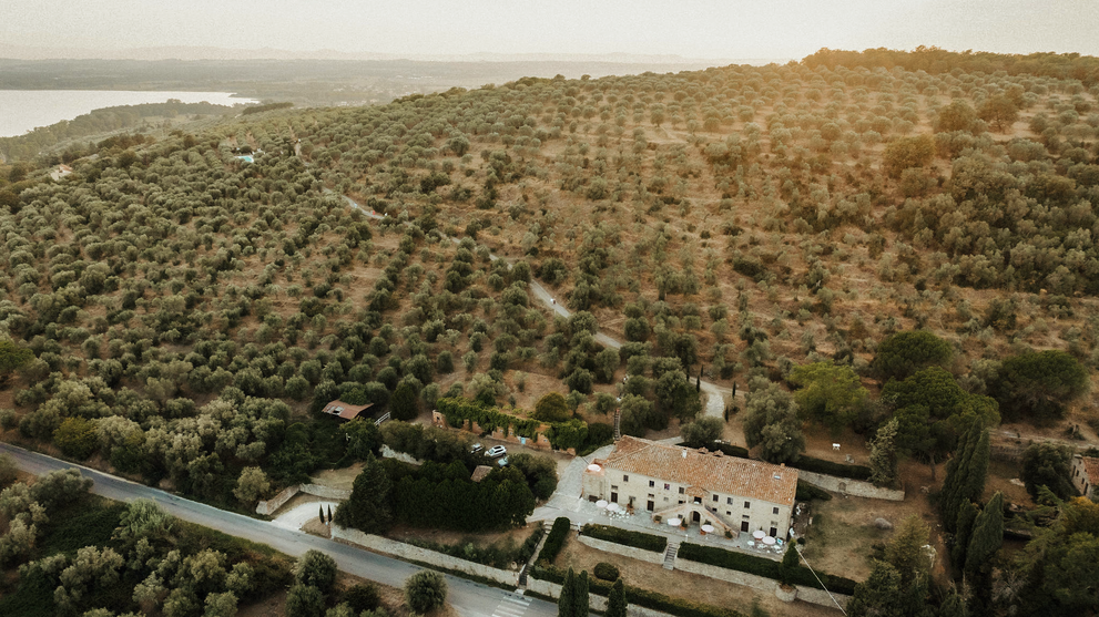 Ferienanlage eingebettet in sanfte Hügel und Olivenhaine der mediterranen Küstenregion.