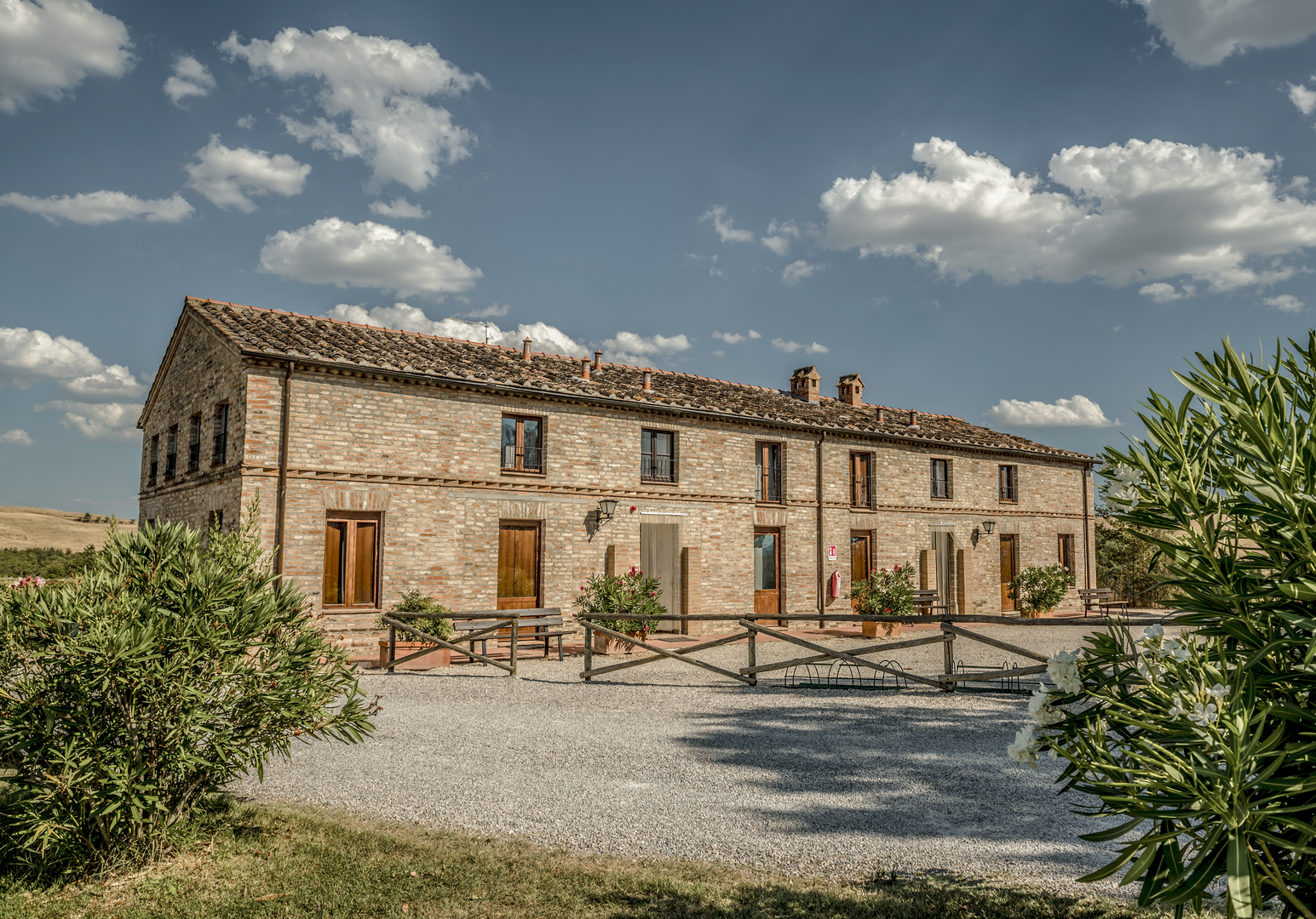 Restauriertes Landhaus mit Innenhof, umgeben von Natur und mediterranen Pflanzen.