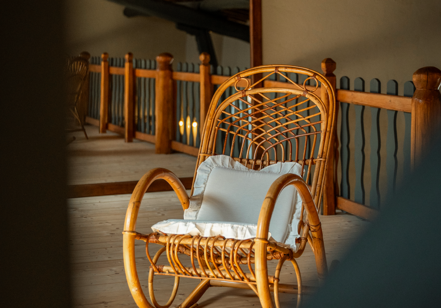 Gemütliches Gästezimmer mit Holzbalkendecke und traditioneller Einrichtung im Landhausstil.