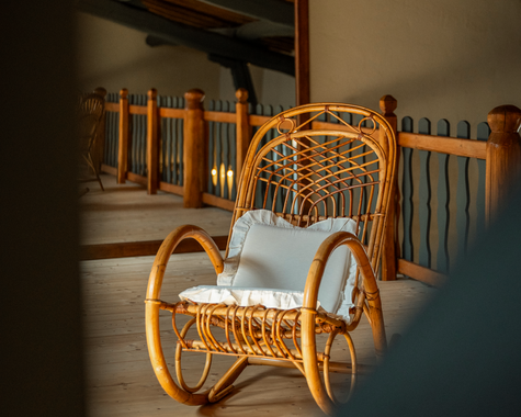 Gemütliches Gästezimmer mit Holzbalkendecke und traditioneller Einrichtung im Landhausstil.