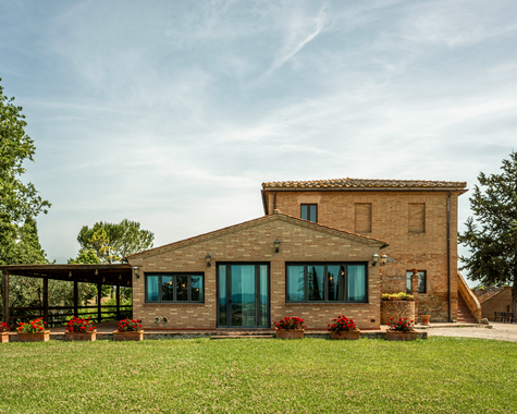 Historisches Landhaus mit Garten und Terrasse.