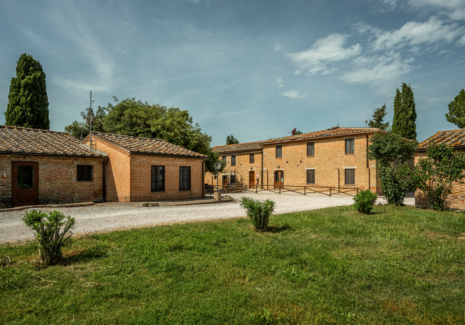 Restauriertes Landgut mit Innenhof, Garten und mediterraner Vegetation.