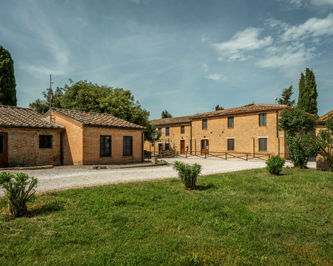 Restauriertes Landgut mit Innenhof, Garten und mediterraner Vegetation.