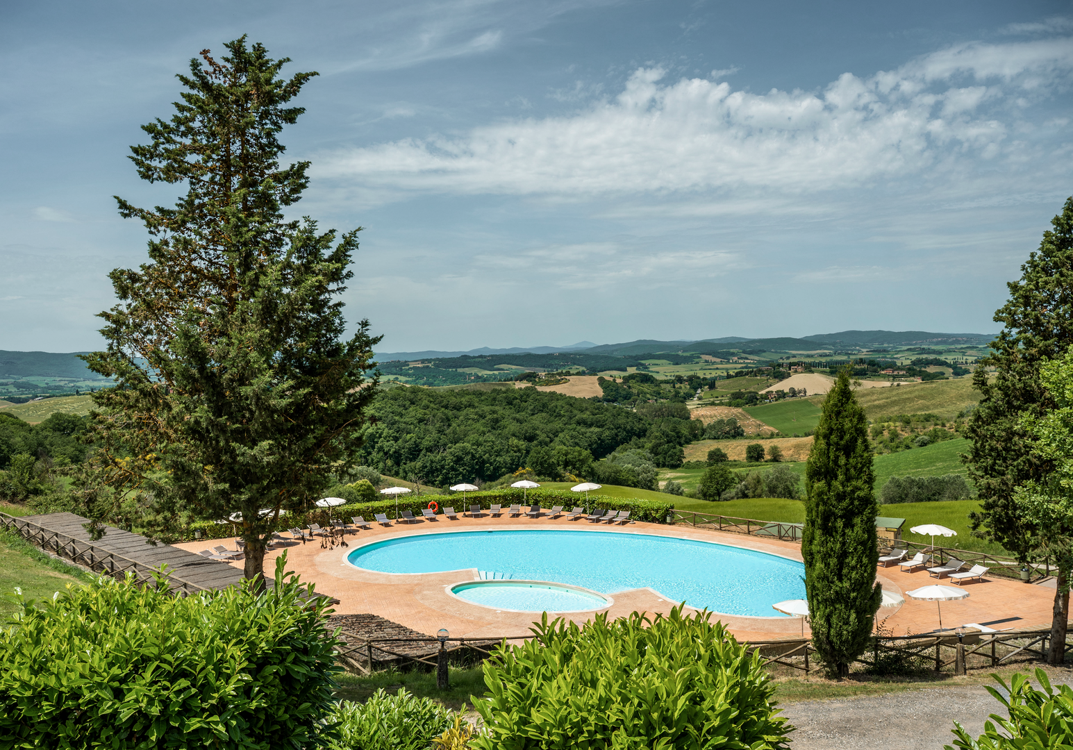 Außenpool mit weitem Blick über die Hügellandschaft und die umliegende Natur.