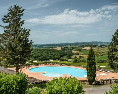 Außenpool mit weitem Blick über die Hügellandschaft und die umliegende Natur.