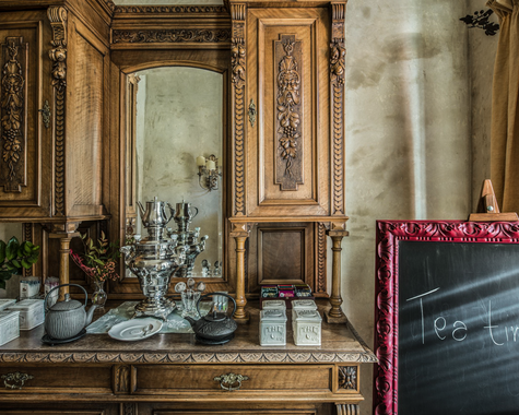 Eleganter Salon mit antiken Möbeln, Spiegeln und kunstvoll verzierten Wanddetails.