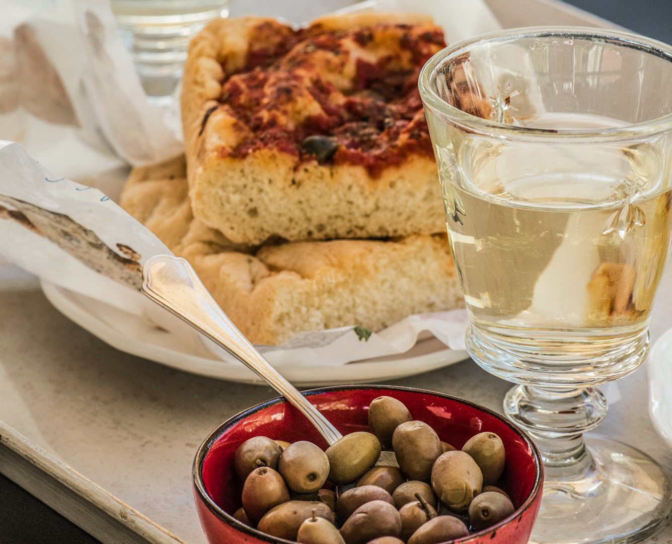 Oliven und Focaccia auf einem Tablett 