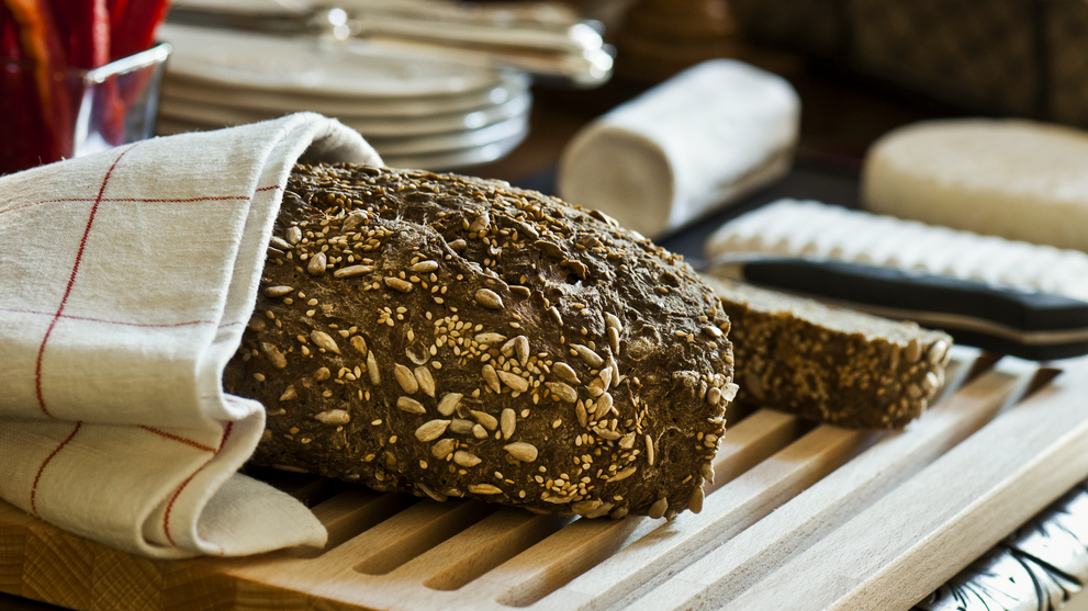 Küchentresen gedeckt mit frischem Brot und anderen Essensprodukten 