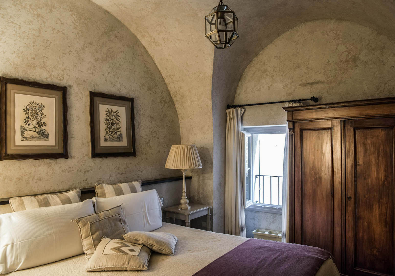 Schlafzimmer mit Doppelbett, Holzschrank und Fenster