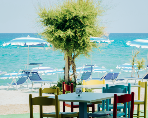 Sitzplatz mit Blick auf das Meer und die umliegende Küstenlandschaft.