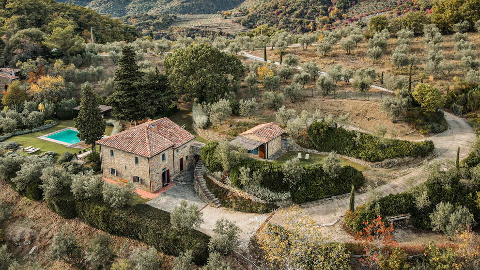 Luftaufnahme eines Landguts mit Natursteinhäusern, Pool und mediterraner Vegetation in ruhiger Lage.