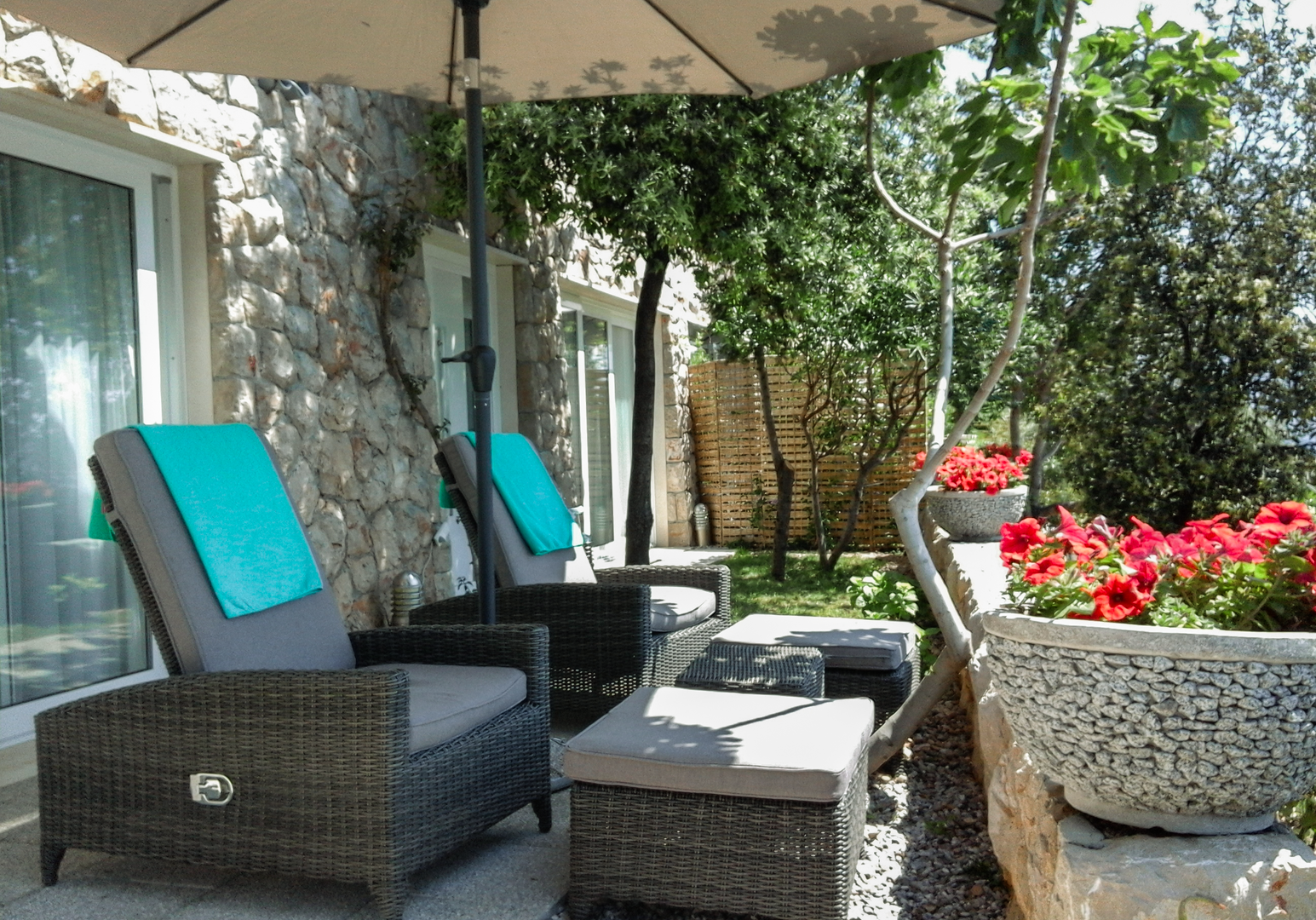 Gemütliche Terrasse mit Sitzgelegenheiten und schattigem Außenbereich.