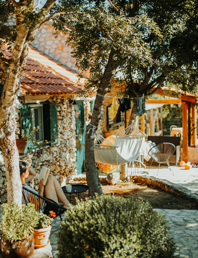 Außenbereich eines traditionellen Steinhauses mit schattiger Terrasse.